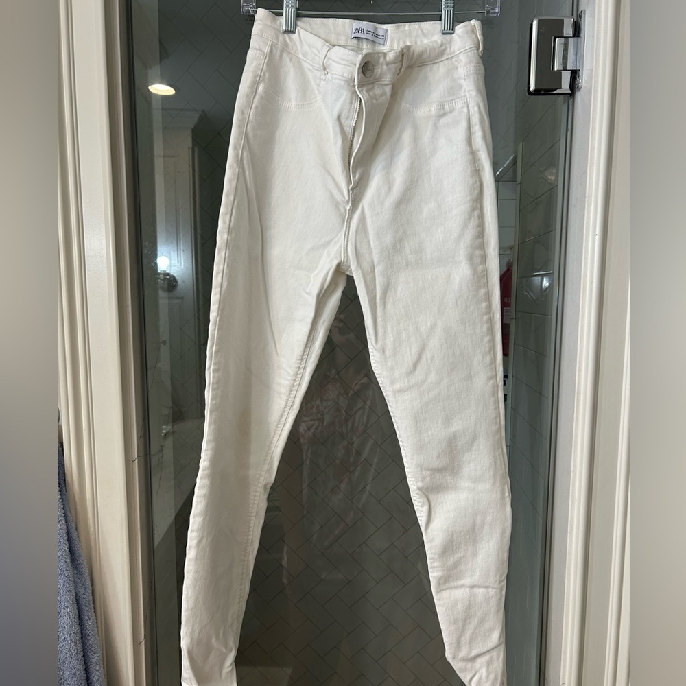 White Zara skinny jeans. Size 8 High waisted and super stretchy.